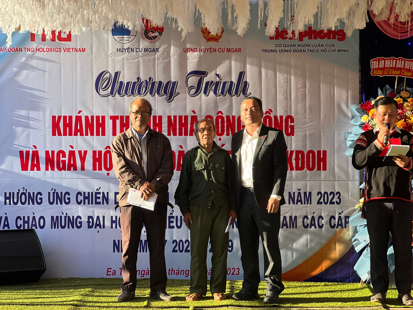 Ông Y Giang Gry Niê Knơng - Chủ tịch Uỷ ban Mặt trận Tổ quốc Việt Nam tỉnh Đắk Lắk trao quà cho 2 già làng, người uy tín Ông Y Giang Gry Niê Knơng - Chủ tịch Uỷ ban Mặt trận Tổ quốc Việt Nam tỉnh Đắk Lắk trao quà cho 2 già làng, người uy tín