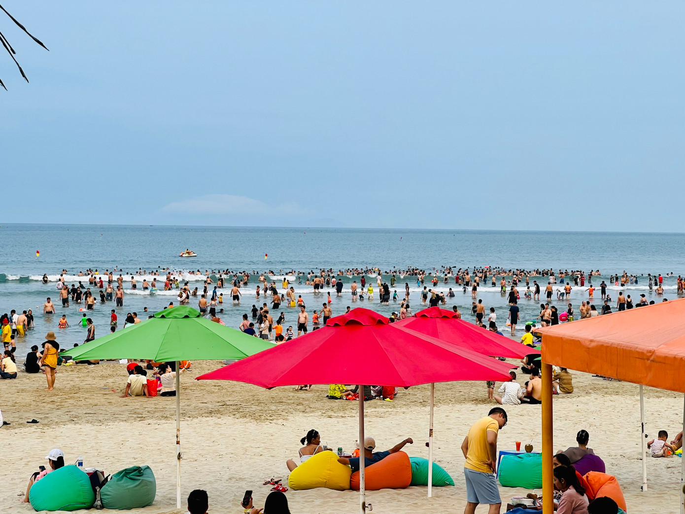 Theo ghi nhận, những ngày gần đây, người dân, du khách có xu hướng đổ xô đến các bãi biển Đà Nẵng để giải nhiệt, vui chơi.