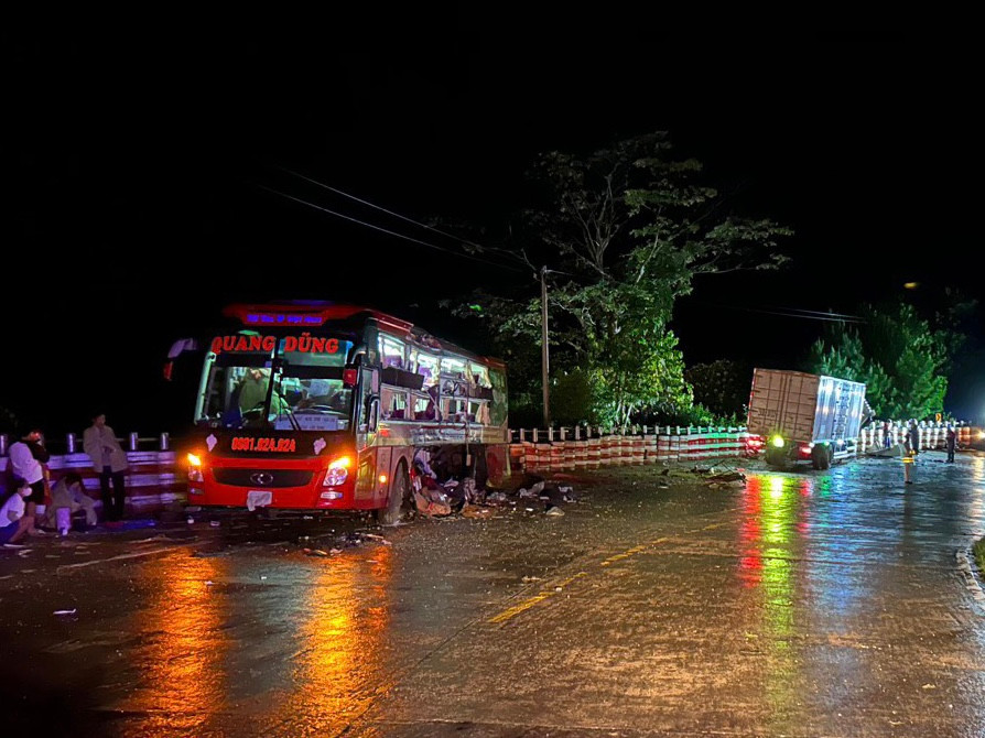 Hiện trường vụ tai nạn nghiêm trọng trên đèo Lò Xo rạng sáng 13/9 Hiện trường vụ tai nạn nghiêm trọng trên đèo Lò Xo rạng sáng 13/9