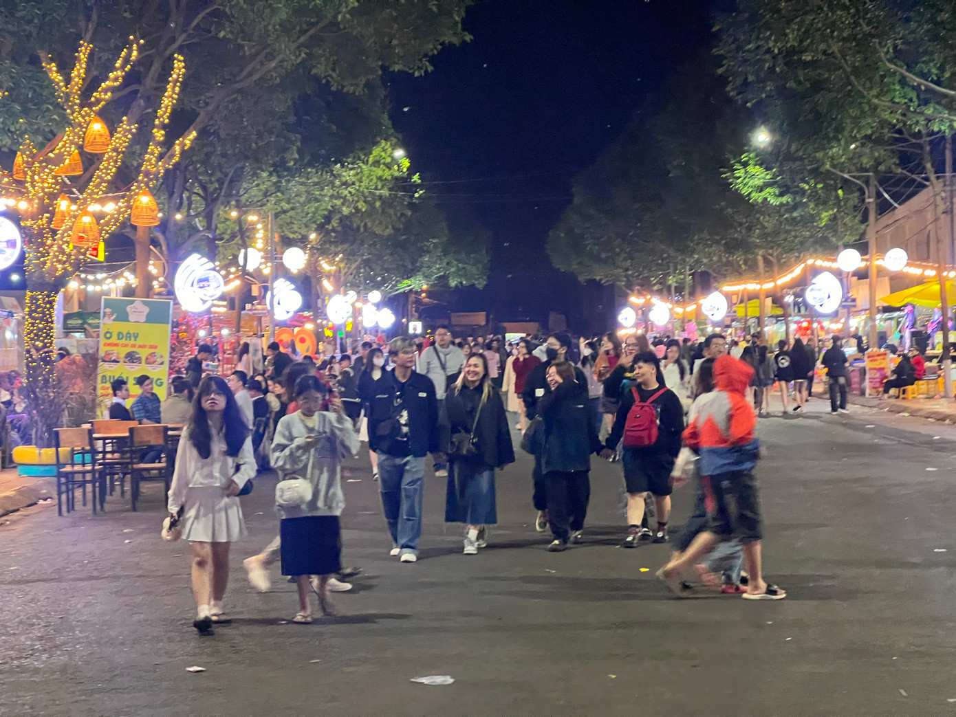 Ghi nhận tại phiên chợ @BMT (TP.Buôn Ma Thuột) tối 31/12, hàng trăm lượt du khách đến tham quan, ăn uống.