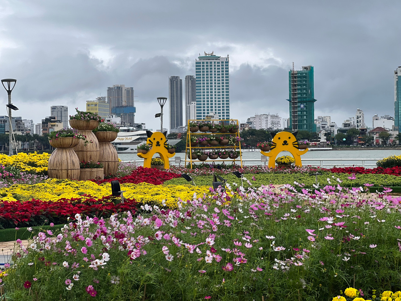Năm nay, đường hoa xuân 2023 tại hè đường Bạch Đằng sẽ hình thành vườn hoa dài gần 100m với chủ đề "Xuân hội tụ".