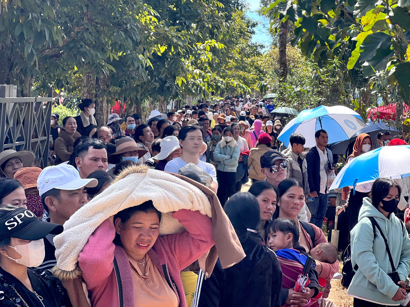 Dòng người tấp nập tạo nên bầu không khí sinh hoạt văn hóa cộng đồng hân hoan, sôi nổi.
