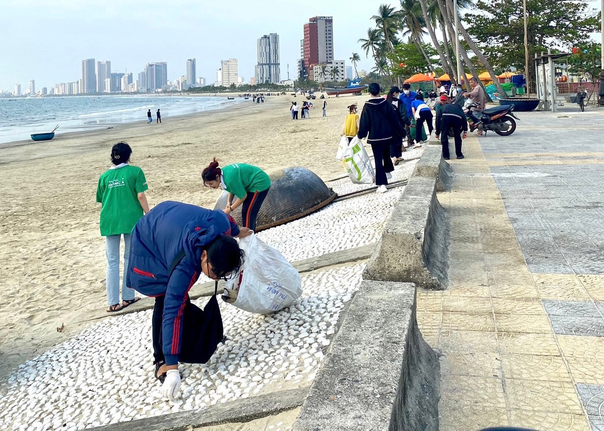 Theo Ban quản lý bán đảo Sơn Trà và các bãi biển du lịch Đà Nẵng, đến nay, cơ bản trên các bãi biển du lịch tại thành phố đã sạch sẽ để chào đón khách du lịch mùa hè này.