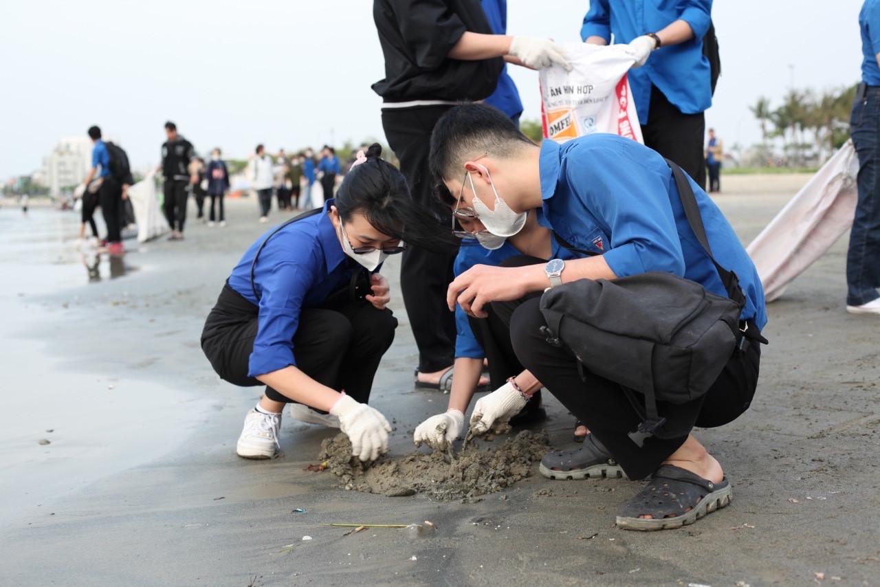 Trả lại cảnh quan sạch đẹp hơn cho bãi biển Thọ Quang.