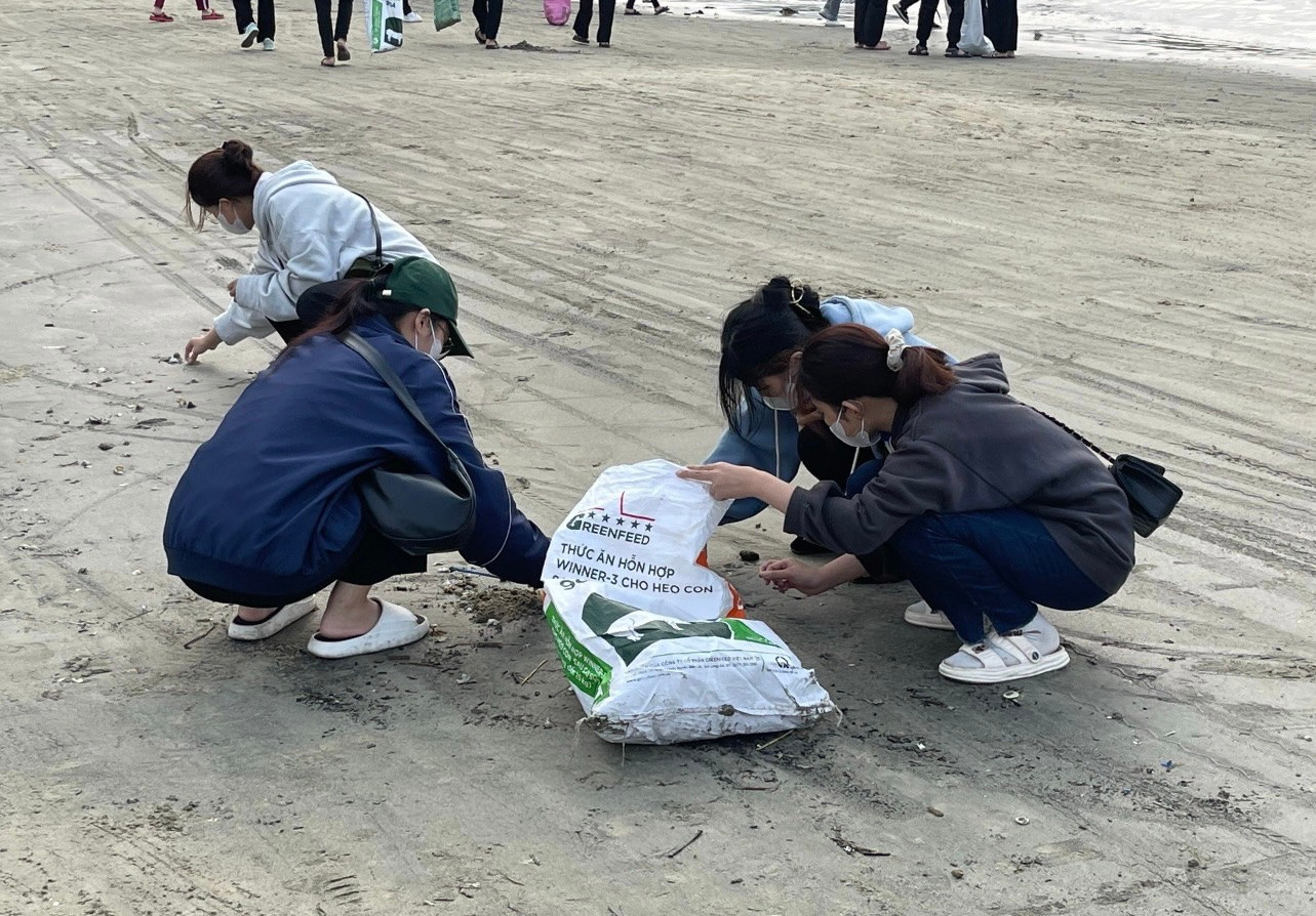 Bạn Lê Văn Tình, sinh viên ĐH Duy Tân cho biết: “Thời gian dành để nghỉ ngơi cuối tuần, mình và các bạn trong trường chọn ra biển dọn rác. Dù mệt nhưng ai cũng thấy vui vì góp một phần sức trẻ cho ngành du lịch thành phố&quot;.