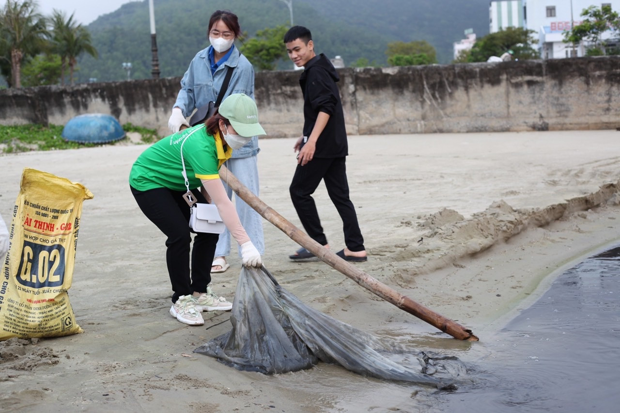 Bạn Nguyễn Mỹ Linh, sinh viên trường ĐH Đông Á chia sẻ: "Chúng mình làm việc này không cần khen thưởng hay sự công nhận, mà chỉ muốn môi trường sống xung quanh mình tốt đẹp, an toàn hơn".