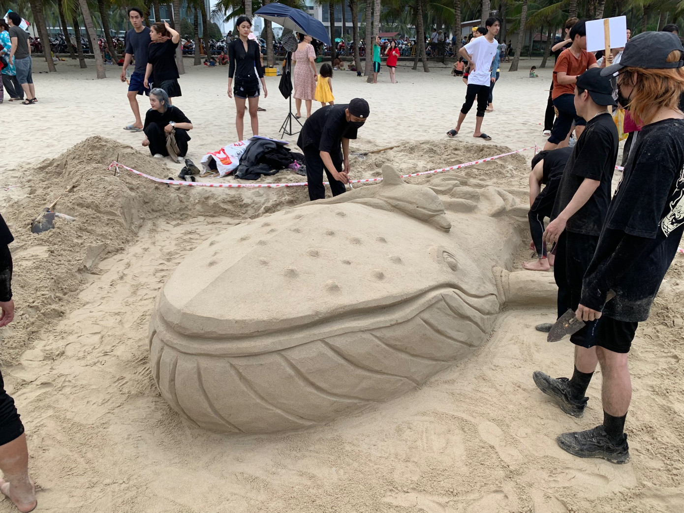 Bạn Nguyễn Thị Trinh (21 tuổi, sinh viên ĐH Duy Tân) cho biết: &quot;Với chủ đề tự do, đội đã lấy ý tưởng từ những chú cá voi khổng lồ để đắp. Bởi cá voi là những bá chủ ở biển&quot;.