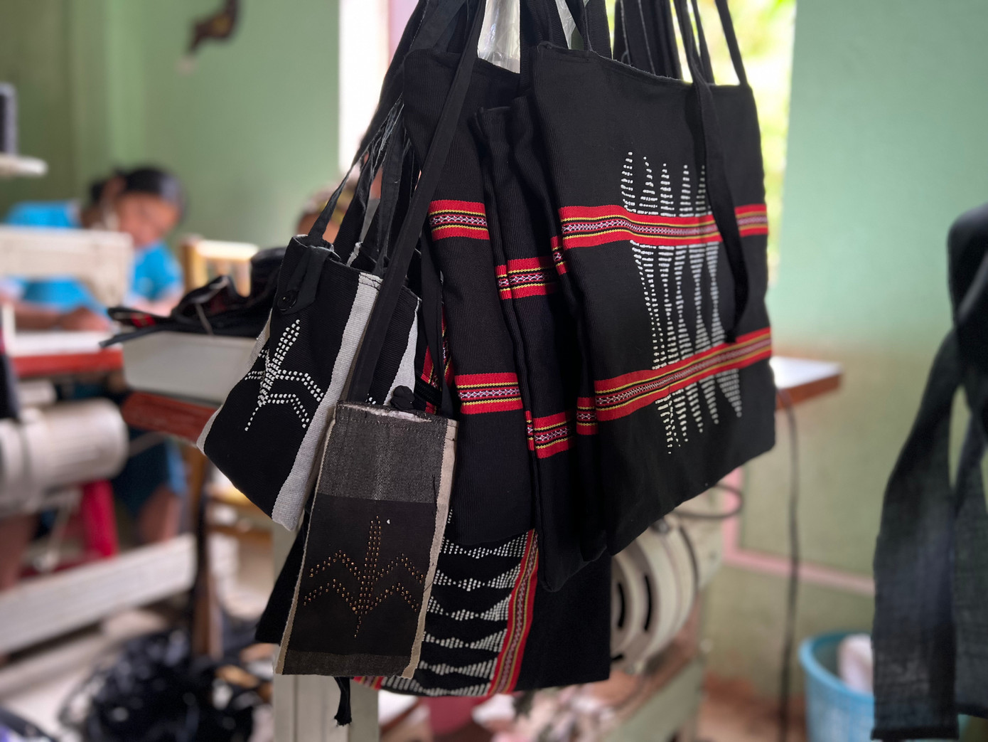 Ông Đỗ Hữu Tùng, Phó Chủ tịch UBND huyện Đông Giang cho biết: “Do ảnh hưởng của đại dịch COVID-19, hai làng nghề dệt của huyện Đông Giang bị đóng cửa. Tuy nhiên, thực tế mẫu mã sản phẩm chưa đa dạng, sản xuất đa số thủ công dẫn đến giá thành cao, không cạnh tranh được với làng nghề khác có sản phẩm tương tự".