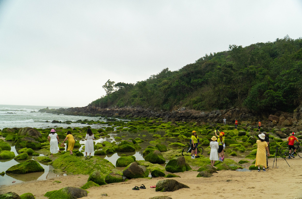 Từ sáng sớm, du khách đã rộn ràng có mặt tại bãi rạn Nam Ô để check in, chụp ảnh cảnh đẹp hiếm có nơi đây.