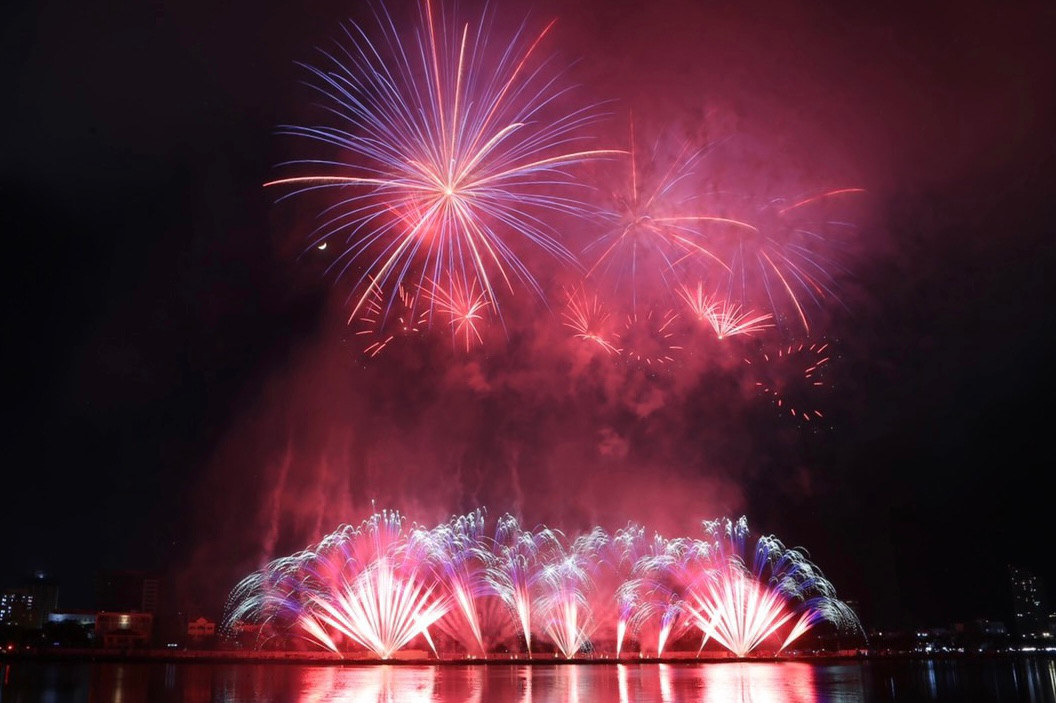 Chị Nguyễn Thị Lê, một du khách chia sẻ: "Các tiết mục về thiên nhiên trong đêm thi hôm nay như những 'vũ điệu biển'; âm sắc du dương của vĩ cầm khiến chúng tôi như hòa vào một miền biển thơ mộng với tiếng sóng rì rào và ánh nắng chan hòa".