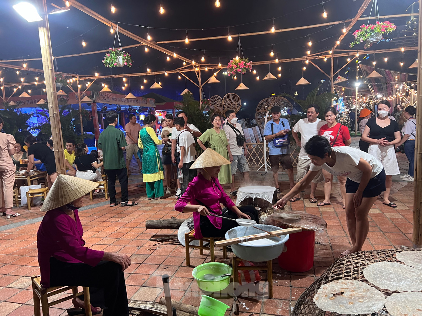 Đến với các gian hàng tại Công viên Biển đông từ ngày 28/7 - 1/8, du khách sẽ tự tay trải nghiệm làm những món bánh dân gian.