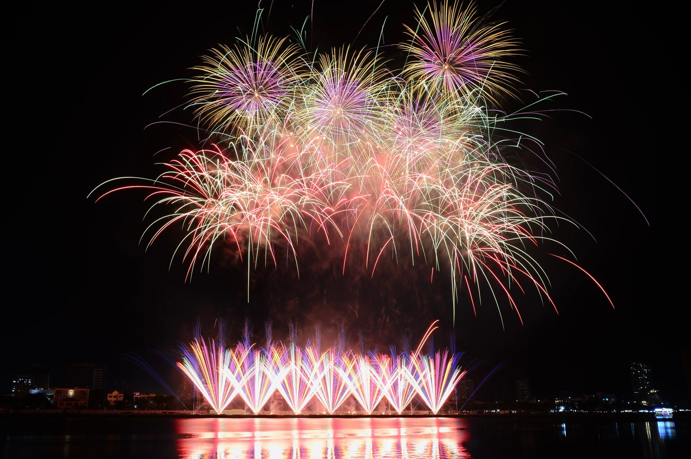 Từ những giai điệu đầu tiên, Pháp đã có những màn pháo hoa nhẹ nhàng nhưng giàu cảm xúc mê hoặc khán giả.