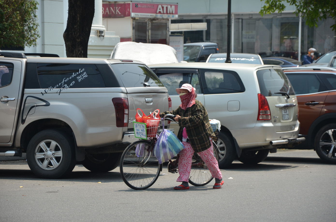 Phần lớn người đi đường đều phải trùm khăn, đeo găng tay, khẩu trang, mặc quần áo kín mít để trốn cái nắng nóng gay gắt.