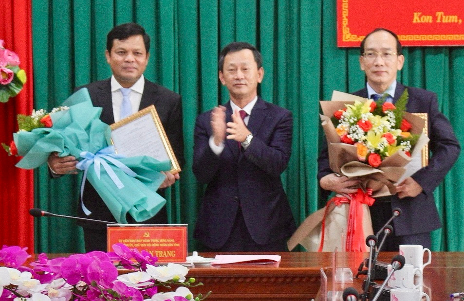 Bí thư Tỉnh ủy Kon Tum trao Quyết định cho ông Nguyễn Đức Tuy và ông Nguyễn Thanh Hà.