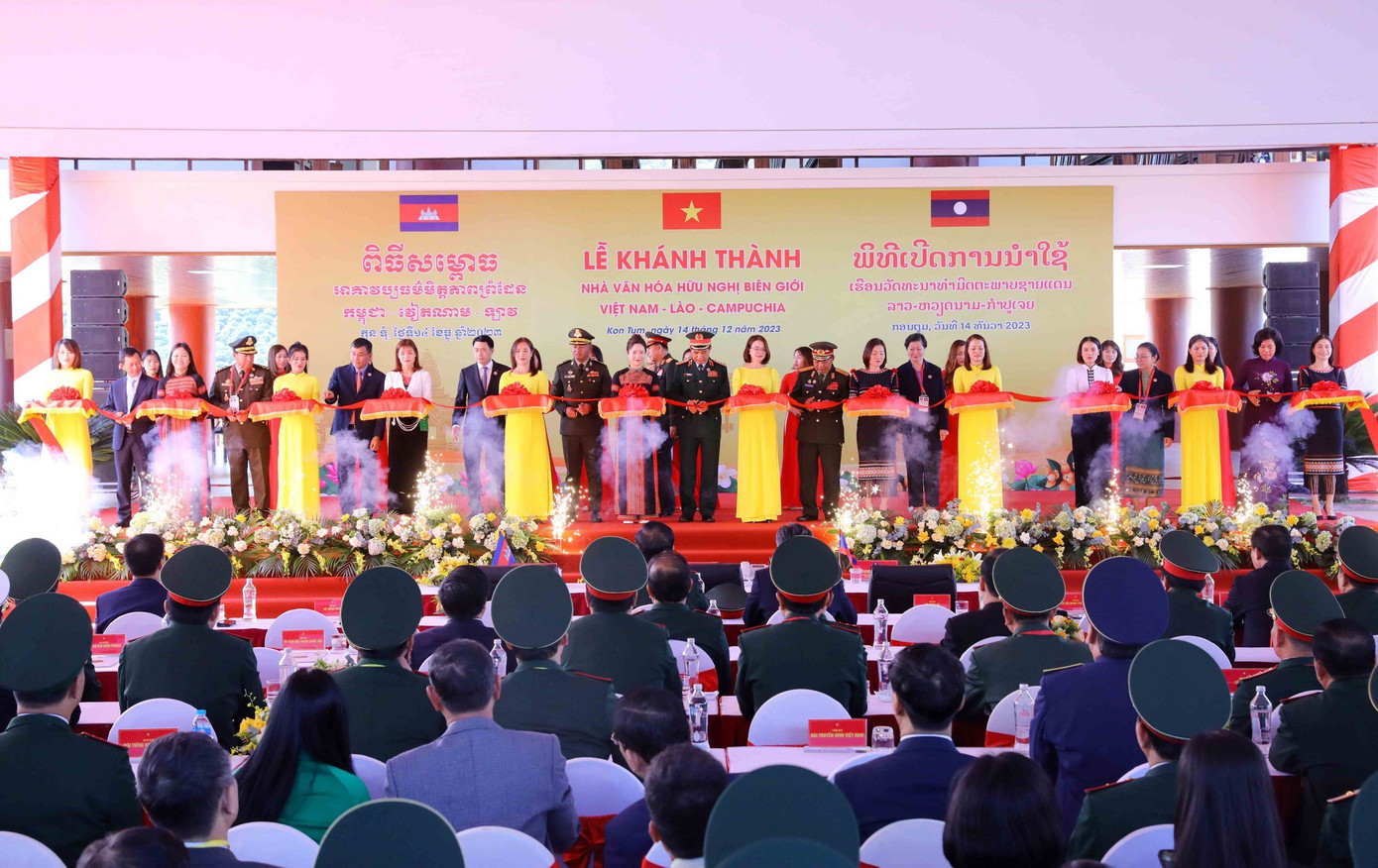 Các đại biểu cắt băng khánh thành Nhà văn hóa hữu nghị biên giới Việt Nam – Lào – Campuchia.