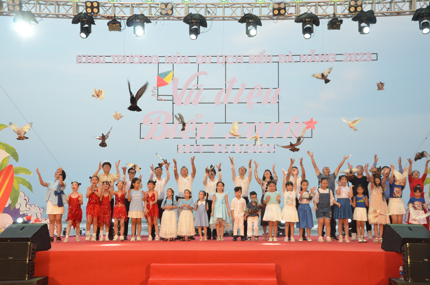 Chương trình diễn ra từ ngày 28/4 đến 3/5 với nhiều hoạt động đặc sắc, trải dài trên các tuyến biển Hoàng Sa - Võ Nguyên Giáp, Nguyễn Tất Thành và bán đảo Sơn Trà, với điểm nhấn là khu vực trung tâm công viên biển Đông với các hoạt động triển lãm, mua sắm, giải trí. (Trong ảnh: Nghi thức thả chim bồ câu khai trương mùa du lịch biển Đà Nẵng 2023).