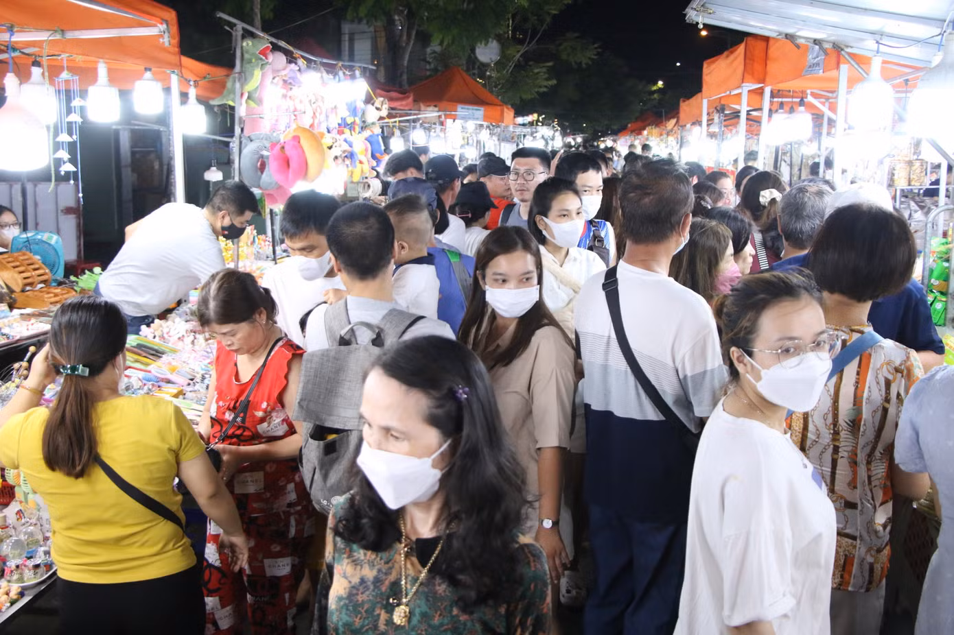 Trong kỳ nghỉ lễ 30/4-1/5, nhiều người dân và du khách chọn Đà Nẵng làm điểm nghỉ dưỡng. Tại hai chợ đêm Helio (quận Hải Châu) và chợ đêm Sơn Trà (quận Sơn Trà), luôn đông nghịt du khách tới tham quan, mua sắm và ăn uống. Ảnh: Thái Lâm.