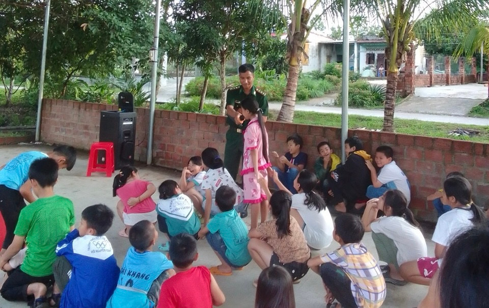 Thượng uý A Thuỷ tổ chức tuyên truyền phòng chống đuối nước cho trẻ em DTTS. Thượng uý A Thuỷ tổ chức tuyên truyền phòng chống đuối nước cho trẻ em DTTS.