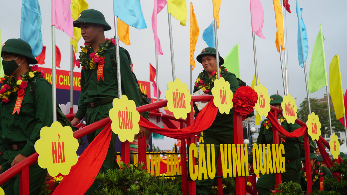 Tại điểm giao quân quận Hải Châu, các tân binh hào hứng bước lên cầu vinh quang.