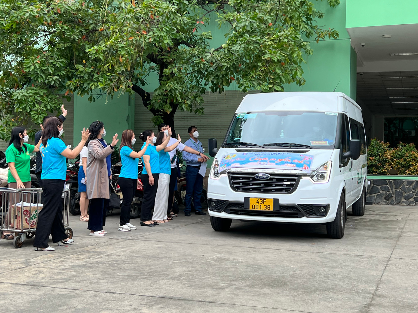 Chương trình Chuyến xe nghĩa tình diễn ra trong hai ngày 17-18/1, trao 100 suất quà và chở hơn 50 bệnh nhân. Trong ảnh: Các y bác sĩ và các nhà hảo tâm vẫy tay chào, chúc các bệnh nhân về quê đón một cái Tết ấm áp và an lành. Chương trình Chuyến xe nghĩa tình diễn ra trong hai ngày 17-18/1, trao 100 suất quà và chở hơn 50 bệnh nhân. Trong ảnh: Các y bác sĩ và các nhà hảo tâm vẫy tay chào, chúc các bệnh nhân về quê đón một cái Tết ấm áp và an lành.