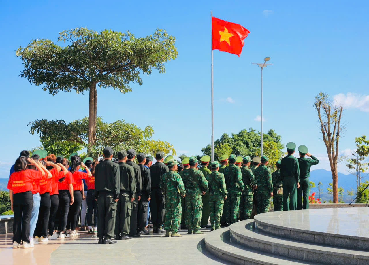 Tuổi trẻ 5 lực lượng Kon Tum thực hiện Chào cờ tại cột mốc ba biên Tuổi trẻ 5 lực lượng Kon Tum thực hiện Chào cờ tại cột mốc ba biên