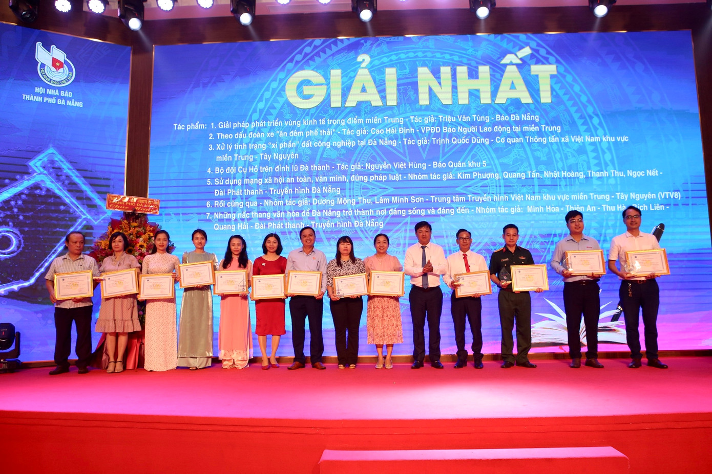 Ông Lương Nguyễn Minh Triết, Chủ tịch HĐND TP Đà Nẵng trao giải Nhất cho các tác giả. Ảnh: Thái Lâm. Ông Lương Nguyễn Minh Triết, Chủ tịch HĐND TP Đà Nẵng trao giải Nhất cho các tác giả. Ảnh: Thái Lâm.