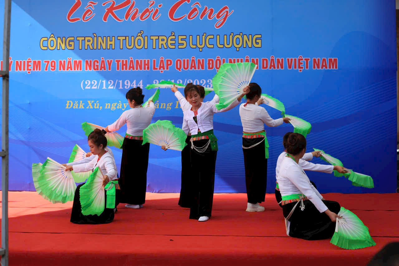 Các tiết mục văn nghệ đặc sắc của tuổi trẻ 5 lực lượng. Các tiết mục văn nghệ đặc sắc của tuổi trẻ 5 lực lượng.