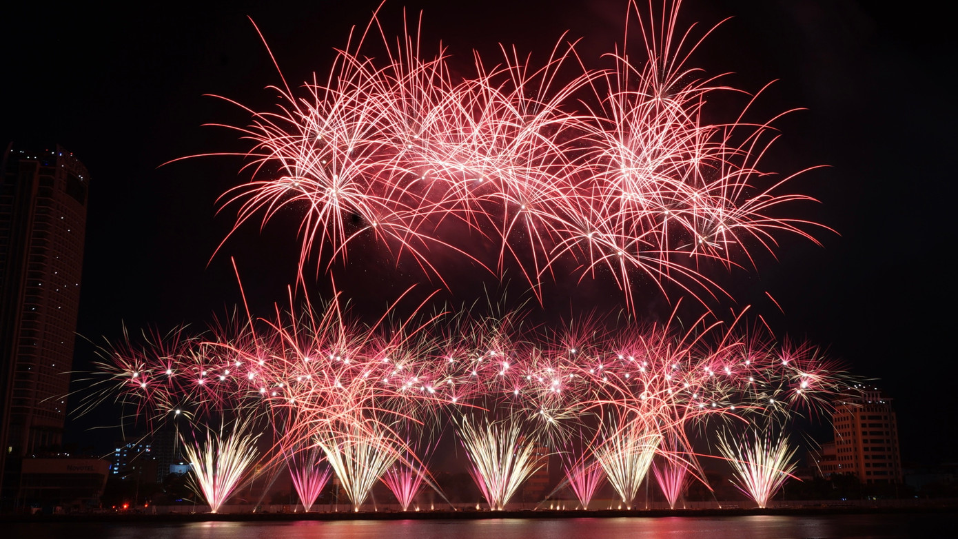 Khi bản nhạc piano River Flow In You vang lên từ những phút đầu, cả khán đài đã cùng nhau đắm chìm trong thơ mộng, du dương theo “dòng chảy” của sông Hàn. Khi bản nhạc piano River Flow In You vang lên từ những phút đầu, cả khán đài đã cùng nhau đắm chìm trong thơ mộng, du dương theo “dòng chảy” của sông Hàn.