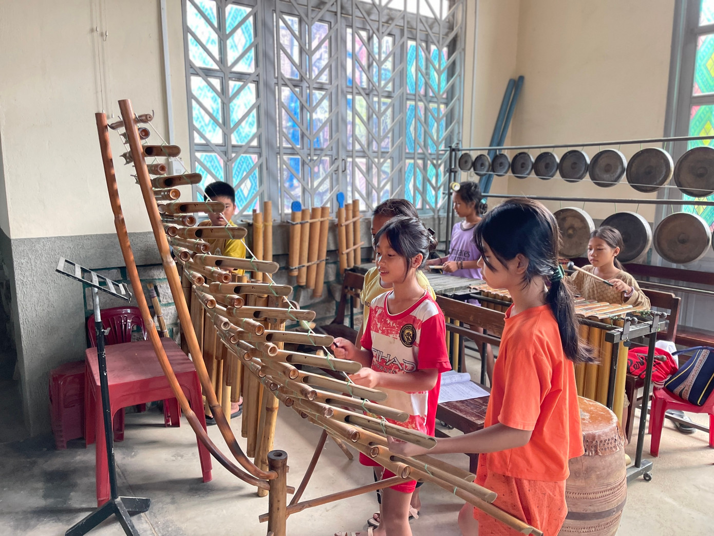 Y Thiên An (hàng đầu, thứ 2, phải qua) đang tập đàn cùng chúng bạn Y Thiên An (hàng đầu, thứ 2, phải qua) đang tập đàn cùng chúng bạn