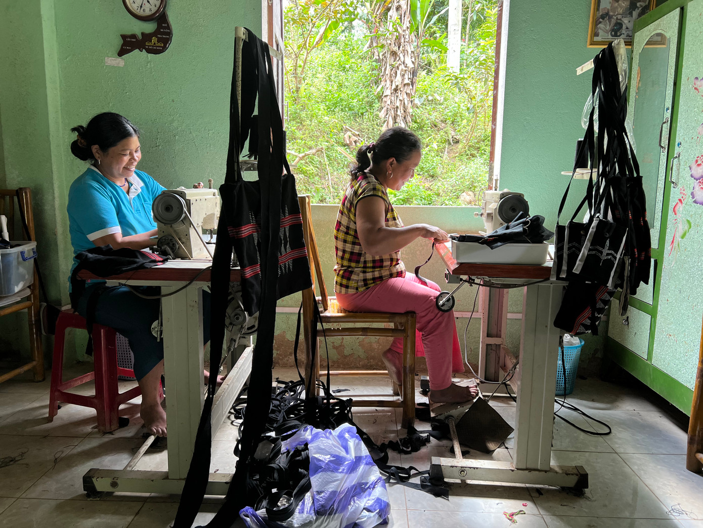 Theo chị Byng Treng (SN 1971), nhóm trưởng Tổ hợp tác dệt thổ cẩm thôn Đhrôồng, nghề dệt thường gắn liền với phụ nữ và được lưu giữ, truyền từ đời này sang đời khác. Mỗi sản phẩm là một quá trình dày công đan dệt với nhiều công sức tỉ mỉ, sáng tạo và chứa đựng những nét đẹp trong tâm hồn, tính cách của người Cơ Tu.