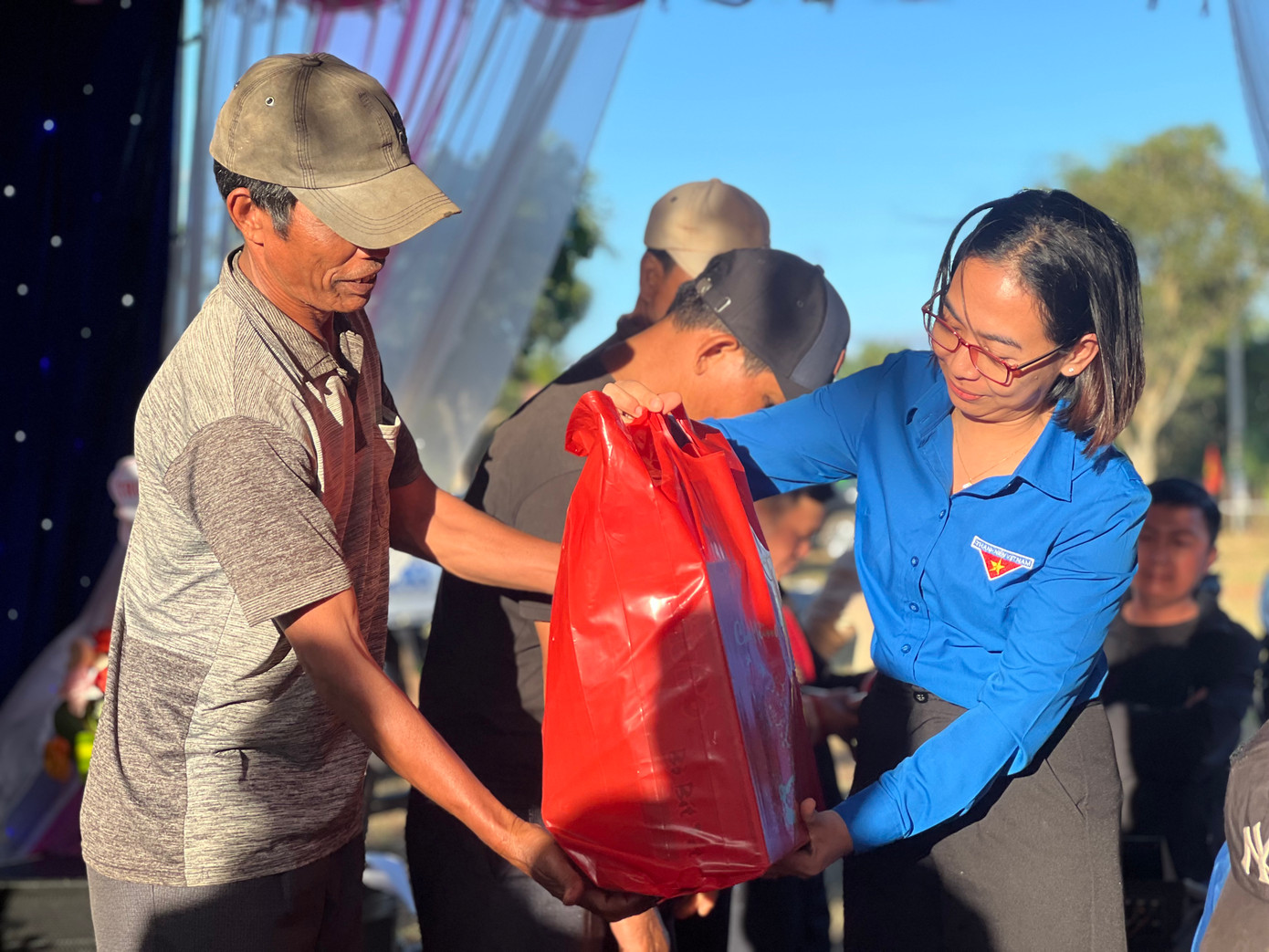 Chị H’Giang Niê – Bí thư Tỉnh Đoàn Đắk Lắk trao quà cho các hộ dân Chị H’Giang Niê – Bí thư Tỉnh Đoàn Đắk Lắk trao quà cho các hộ dân