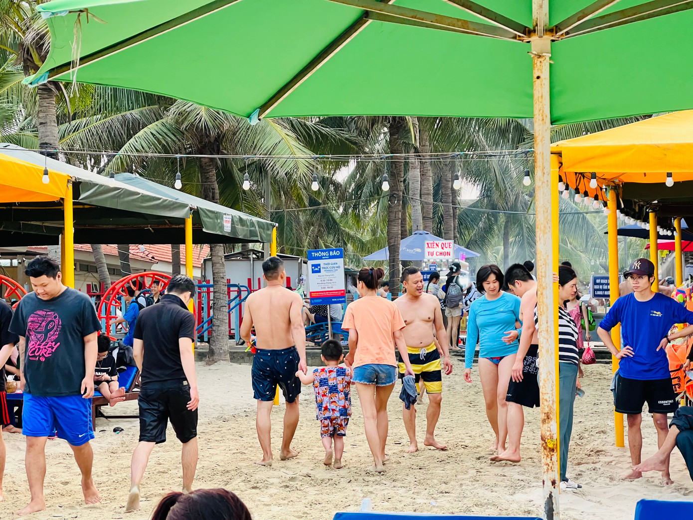 Để chuẩn bị cho đợt cao điểm du lịch dịp lễ 30/4-01/5 sắp tới, TP Đà Nẵng sẽ tổ chức chương trình “Mùa du lịch biển Đà Nẵng 2023" tại Công viên Biển Đông, Bán đảo Sơn Trà, các bãi biển Mỹ An, Mỹ Khê, T18, Nguyễn Tất Thành để phục vụ người dân và du khách vui chơi dịp nghỉ lễ.