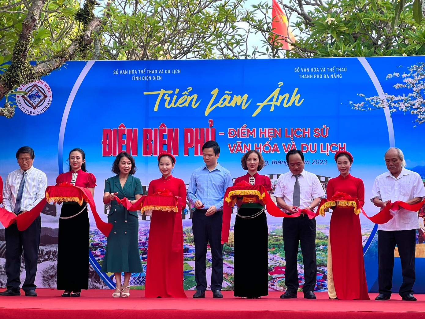 Lãnh đạo cắt băng khai mạc triển lãm Điện Biên Phủ - Điểm hẹn lịch sử, văn hóa và du lịch. Ảnh: Thái Lâm. Lãnh đạo cắt băng khai mạc triển lãm Điện Biên Phủ - Điểm hẹn lịch sử, văn hóa và du lịch. Ảnh: Thái Lâm.
