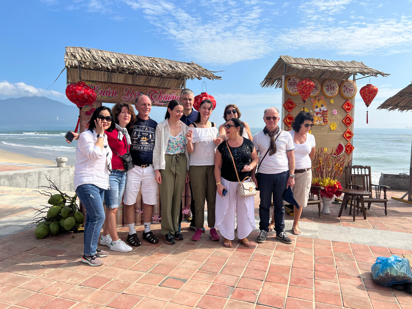 Đoàn du khách ngoại quốc thỏa thích check-in với các mô hình trang trí Tết. Theo chị Lê Đinh Nghi (du khách người Hà Nội), thời điểm Tết, việc nhà nhiều bận rộn không có thời gian đi đâu. Nhân dịp công tác cuối năm, gặp chương trình nên tranh thủ check-in với các mô hình Tết này.