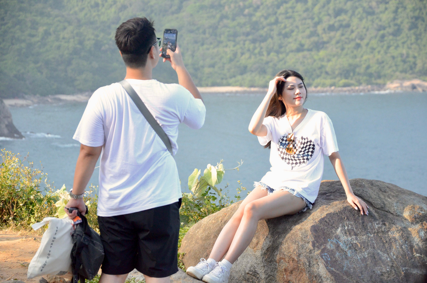 Không khí trong lành, mát mẻ, nhóm du khách Hà Nội phấn khởi check-in bên mé đá.