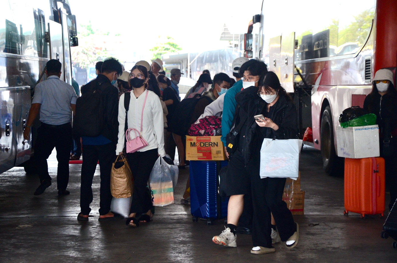 Nhiều sinh viên mang quà quê về lại thành phố để học tập.