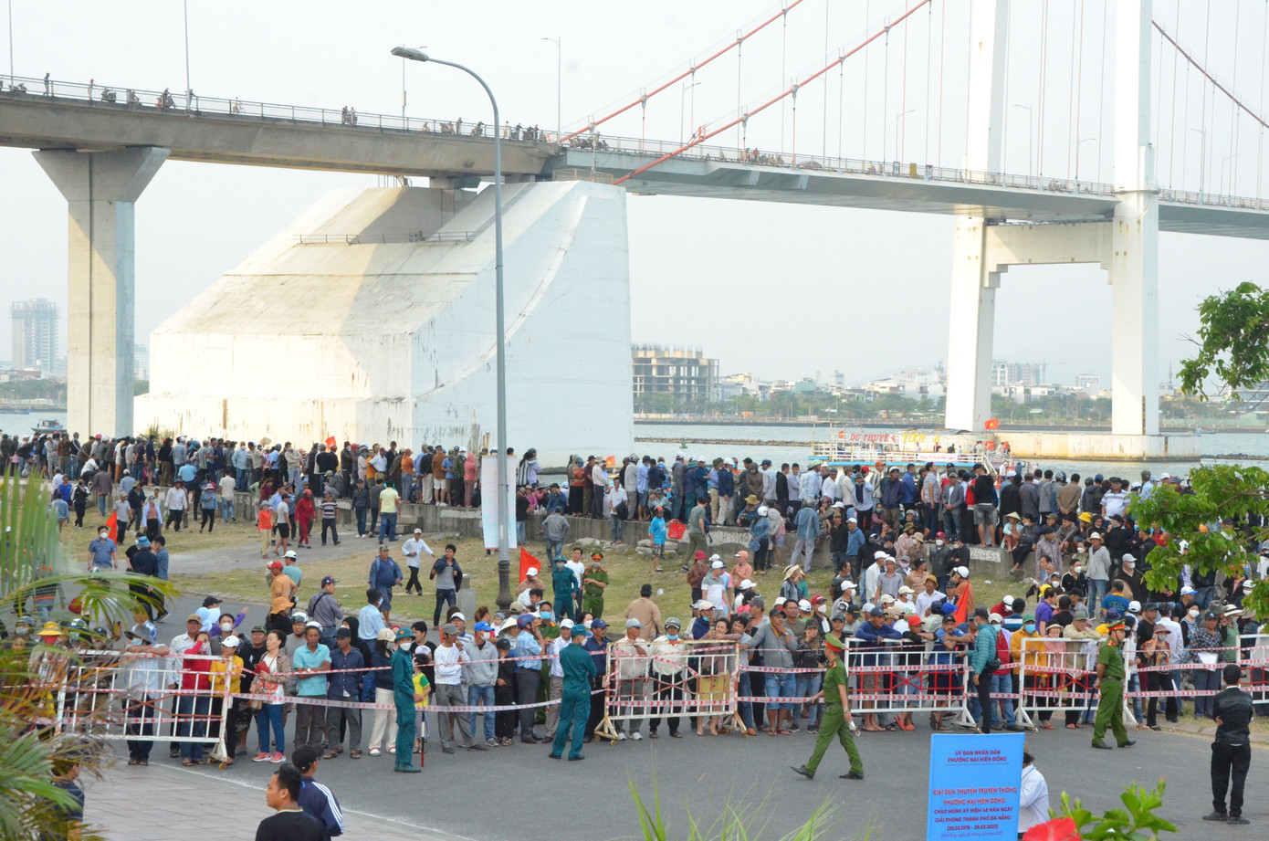 Từ sáng sớm, lực lượng chức năng đã có mặt, phân bổ khu vực, đảm bảo an ninh cho giải đua. Ảnh: Thái Lâm.