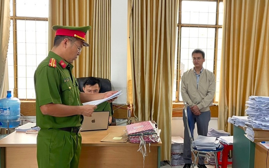 Lực lượng chức năng khám xét nơi làm việc của bị can Đỗ Minh Hiếu Lực lượng chức năng khám xét nơi làm việc của bị can Đỗ Minh Hiếu