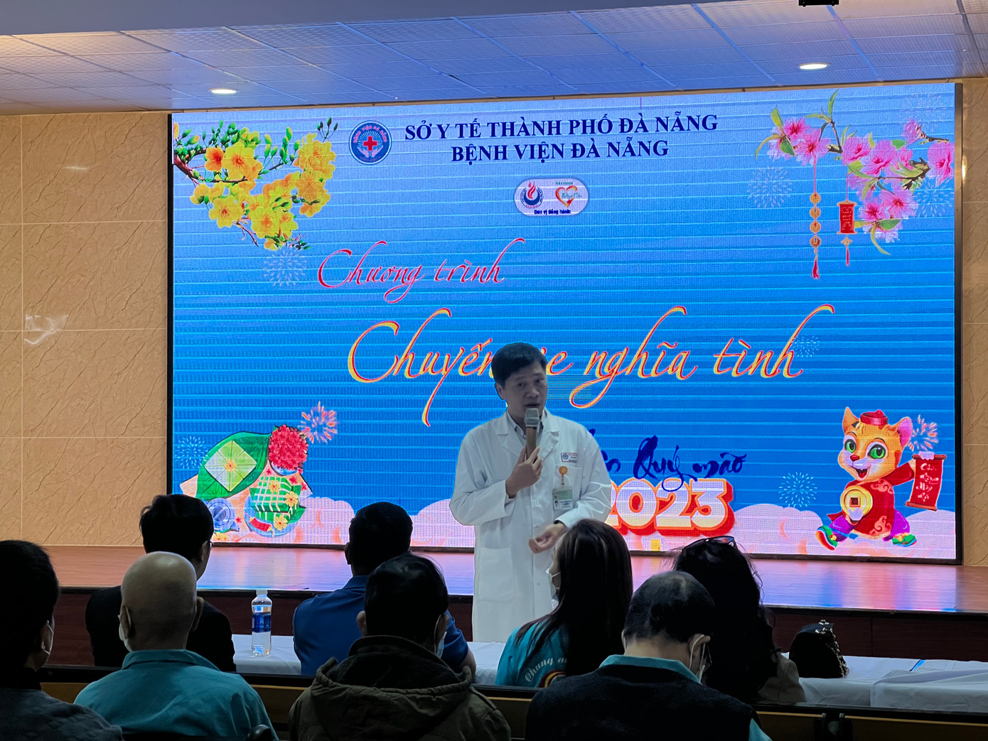 Phát biểu tại chương trình, bác sĩ Nguyễn Thành Trung, Phó Giám đốc Bệnh viện Đà Nẵng động viên tinh thần và chúc sức khỏe, chúc mừng năm mới tới những người bệnh chuẩn bị lên đường về quê ăn Tết. Phát biểu tại chương trình, bác sĩ Nguyễn Thành Trung, Phó Giám đốc Bệnh viện Đà Nẵng động viên tinh thần và chúc sức khỏe, chúc mừng năm mới tới những người bệnh chuẩn bị lên đường về quê ăn Tết.