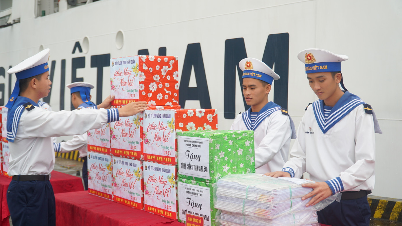 Chiều 5/1, tại quân cảng thuộc Vùng 3 Hải quân, hàng trăm phần quà Tết như bánh chưng, bánh tét, sách báo, cây quất,... được Bộ Tư lệnh Vùng 3 Hải quân chuẩn bị kỹ càng để vận chuyển lên tàu trên chuyến thăm chúc Tết Nguyên đán Quý Mão 2023 tại 2 huyện đảo Cồn Cỏ (Quảng Trị) và Lý Sơn (Quảng Ngãi). Ảnh: Thái Lâm.