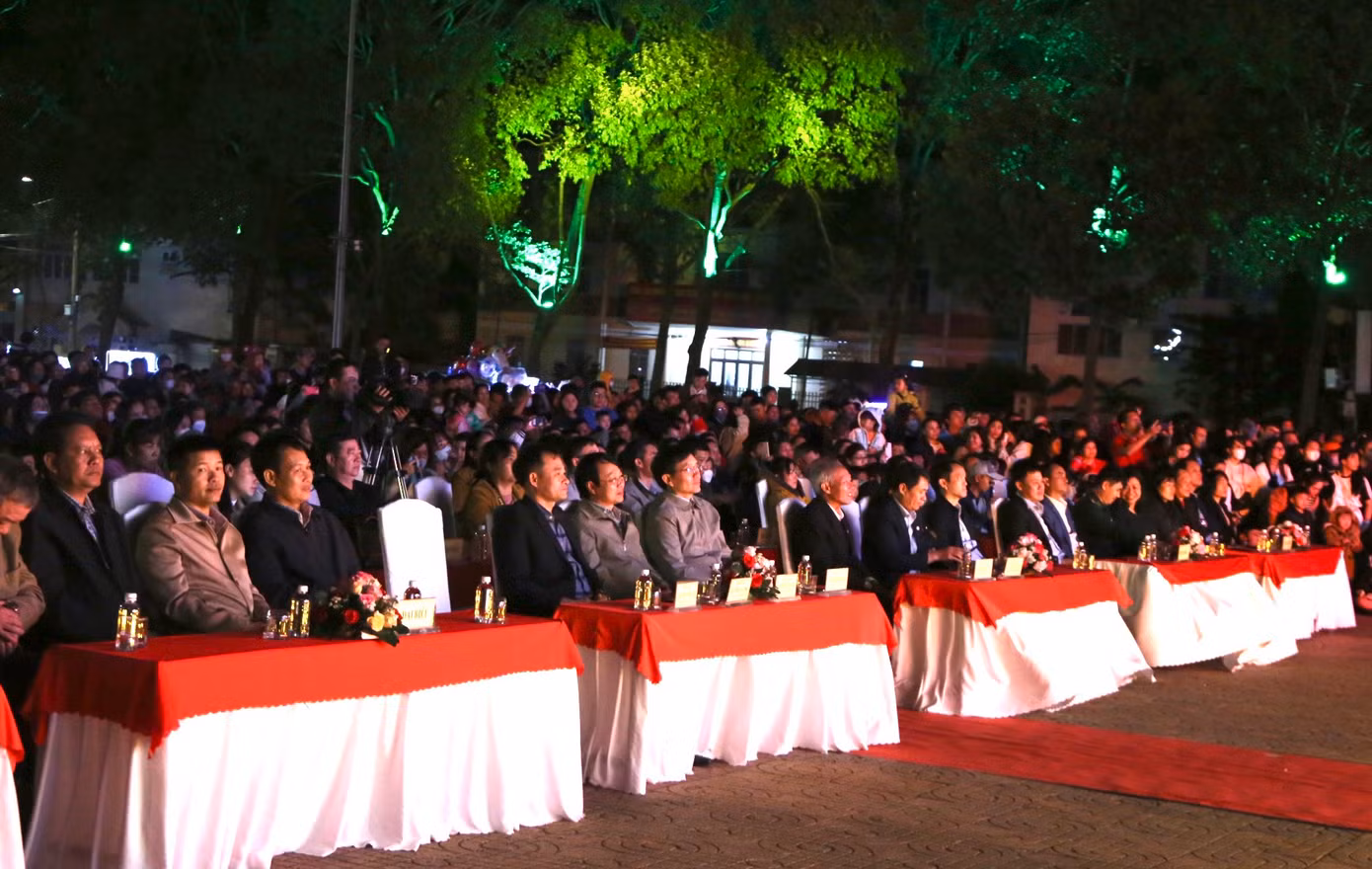 Tại Quảng trường 10-3 (TP. Buôn Ma Thuột) cũng đã diễn ra chương trình nghệ thuật "Đắk Lắk chào 2024".