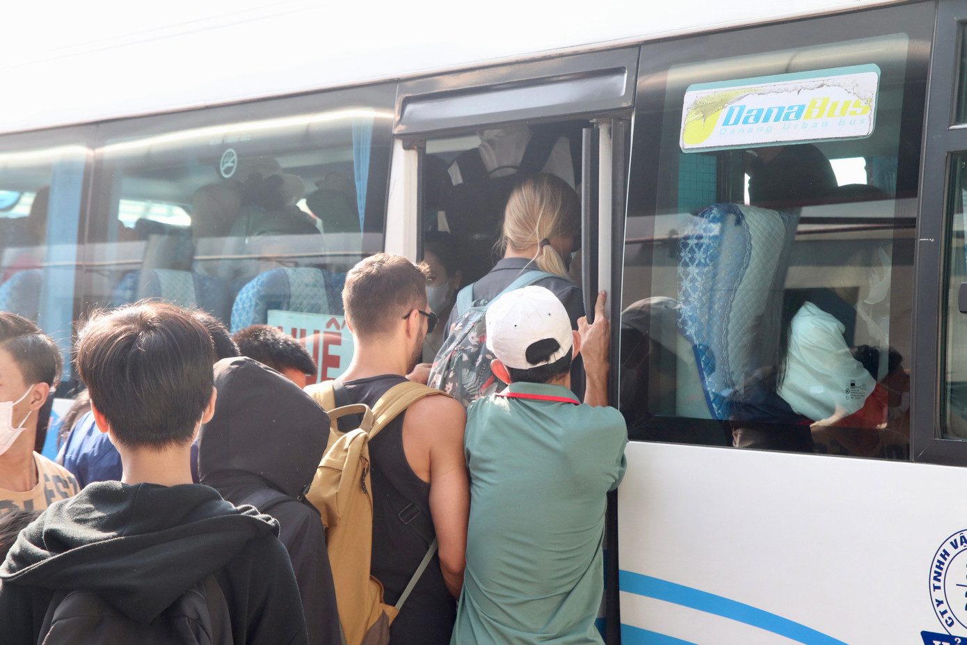 Đảm bảo an toàn cho du khách, Bến xe trung tâm Đà Nẵng thiết lập luồng tuyến, điều phối, hướng dẫn các nhà xe đậu đỗ phương tiện đúng vị trí, tránh ùn tắc. Đồng thời, kiểm tra, xử lý nghiêm các trường hợp vi phạm an ninh trật tự, an toàn giao thông, xe dù, cò mồi và các hành vi bắt khách trái phép xảy ra trong khu vực.