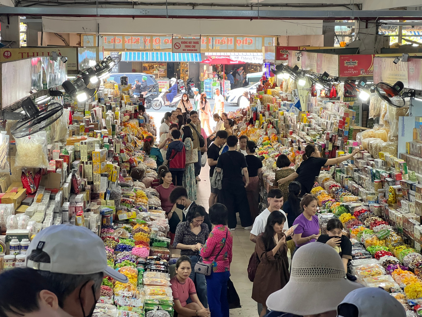 "Nằm ở bờ tây sông Hàn, chợ Hàn vừa là chợ truyền thống phục vụ nhu cầu dân sinh, vừa thường xuyên đón đông đảo khách du lịch trong và ngoài nước đến tham quan, mua sắm. Chính vì vậy, BQL đề xuất thành phố xin mở cửa vào thời gian buổi đêm trong thời gian tới, tránh lãng phí nguồn kinh tế từ khách dịch", ông Đức cho hay. "Nằm ở bờ tây sông Hàn, chợ Hàn vừa là chợ truyền thống phục vụ nhu cầu dân sinh, vừa thường xuyên đón đông đảo khách du lịch trong và ngoài nước đến tham quan, mua sắm. Chính vì vậy, BQL đề xuất thành phố xin mở cửa vào thời gian buổi đêm trong thời gian tới, tránh lãng phí nguồn kinh tế từ khách dịch", ông Đức cho hay.