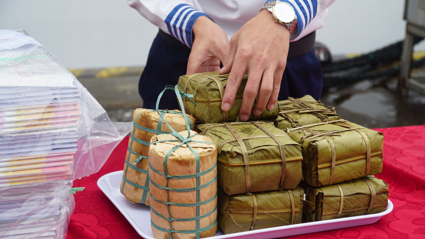 Từng chiếc bánh chưng, đòn bánh Tét được các chiến sĩ gói luộc và kiểm tra kĩ trước khi trao đến tay bà con các đảo. Qua đó, góp phần khẳng định mối quan hệ đoàn kết, gắn bó giữa hậu phương với tiền tuyến, giữa đảng bộ, chính quyền, quân và dân các tỉnh miền Trung-Tây Nguyên. Ảnh: Thái Lâm.