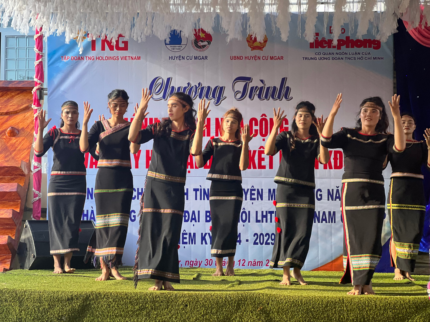 Các cô gái Êđê đồng diễn văn nghệ Các cô gái Êđê đồng diễn văn nghệ