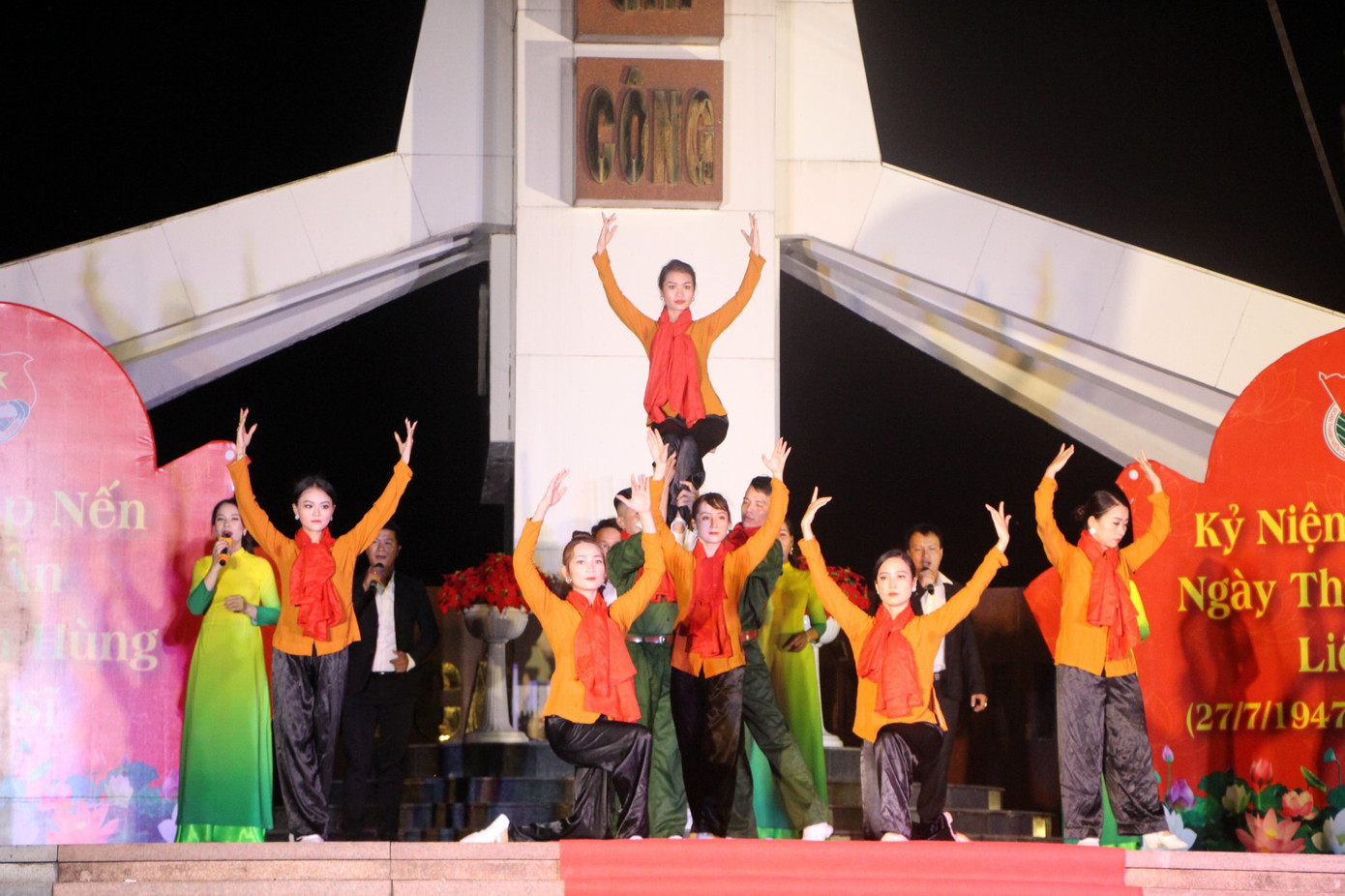 Các tiết mục văn nghệ hào hùng, hoành tráng mở đầu cho chương trình tối 26/7.