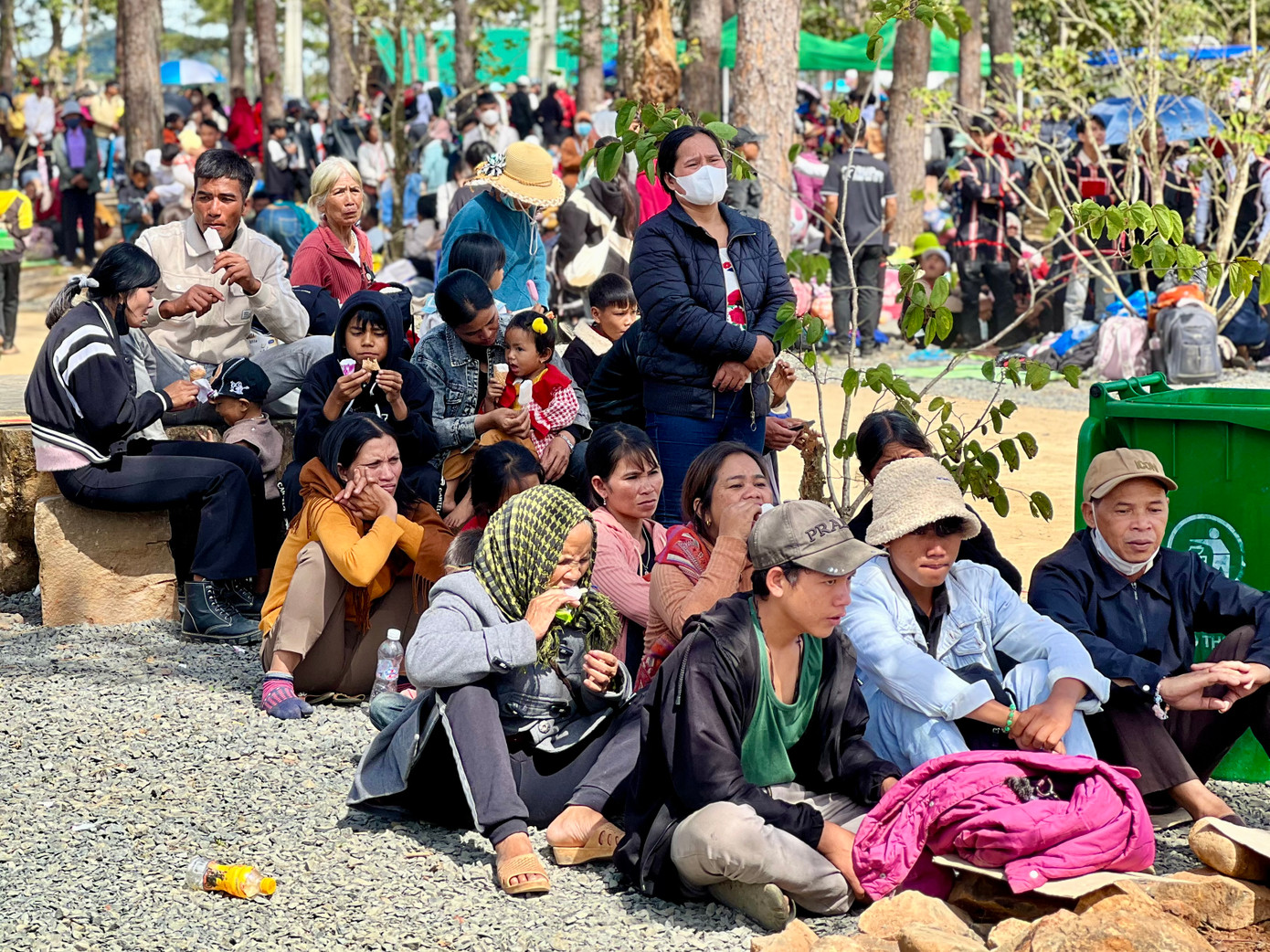 Trong 2 ngày, nhiều tín đồ khắp nơi trên cả nước đổ xô về nơi đây.