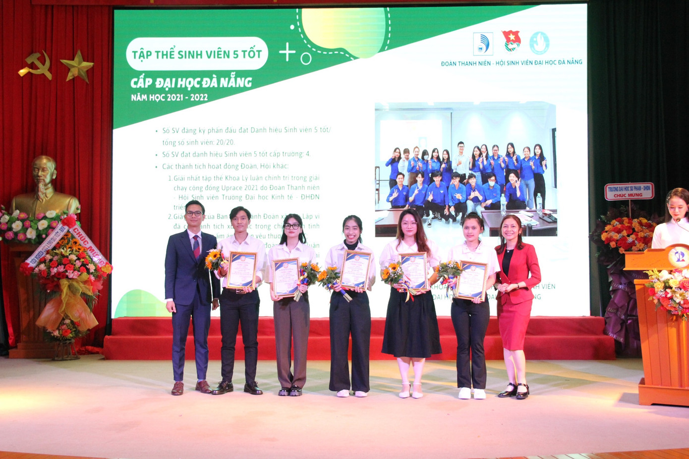 Tại chương trình, 25 sinh viên được trao bằng khen sinh viên tiêu biểu Sinh viên 5 tốt. Ảnh: Thái Lâm. Tại chương trình, 25 sinh viên được trao bằng khen sinh viên tiêu biểu Sinh viên 5 tốt. Ảnh: Thái Lâm.