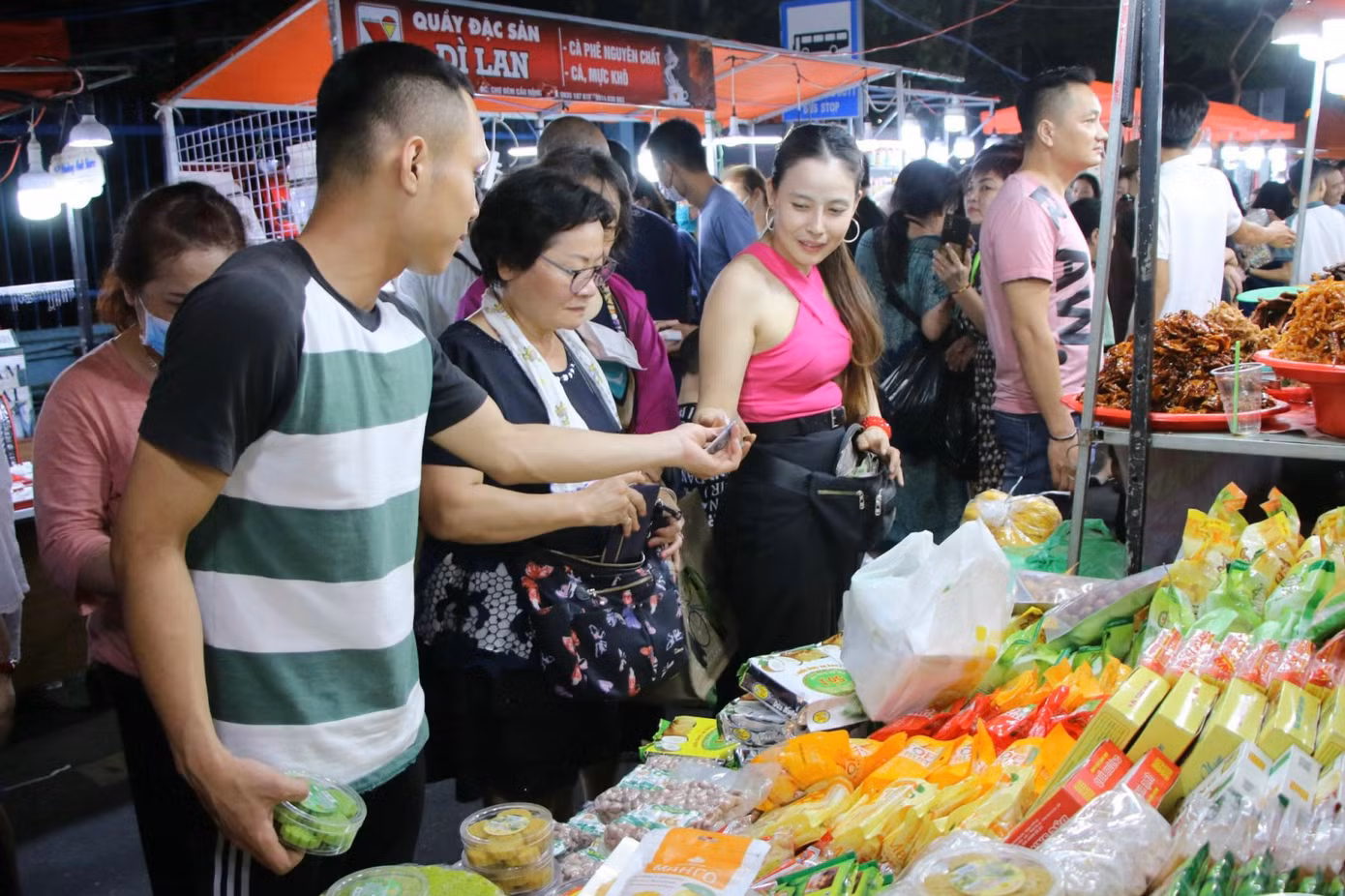 Khu vực bán đặc sản cũng đông đúc không kém. Chị Nguyễn Thị Liên (tiểu thương chợ đêm Sơn Trà) cho biết, chị khá bất ngờ vì số lượng khách ở chợ đêm tăng đột biến trong kỳ nghỉ lễ. Đặc biệt, chợ đêm Sơn Trà có sức hút lớn với du khách Hàn Quốc.