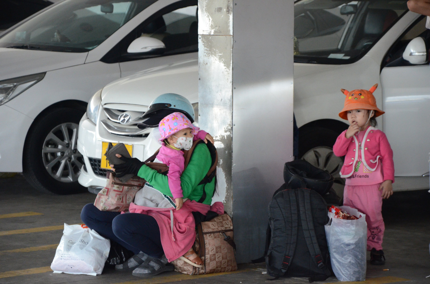 Những em nhỏ cùng gia đình quay lại Đà Nẵng sau lễ.